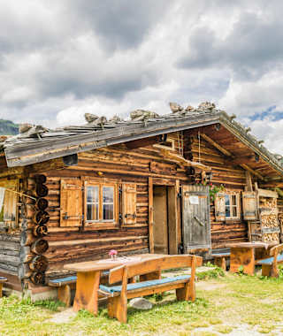 Die urige Prerhütte ist eine der vielen Almen auf dem Almplateau bei Bad Hofgastein.