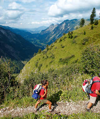 Anstieg zur Enzianhütte mit Blick ins Stillachtal.