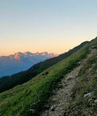 Rechts das Gebirge, links die Stadt