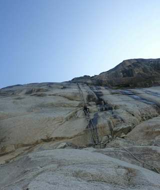 Der Zustieg zur Charpouahütte führt über unzählige Leitern.