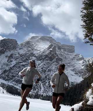 Tolles Bergpanorama am Pragser Wildsee - Trailrunning ist auch früh im Jahr schon möglich.