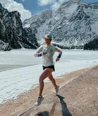 Wenn der Pragser Wildsee im Frühling noch unter einer Eisschicht ruht, läuft es sich entlang des Ufers umso entspannter, weil noch kaum Wanderer unterwegs sind. 