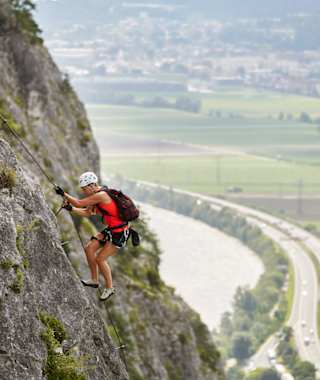 Sehr luftig und sehr ausgesetzt zieht der Klettersteig durch die senkrechte Martinswand.