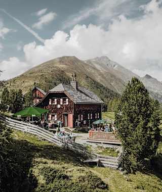 Über den zahlreichen Seen des Lungau und der Steirischen Krakau liegt die gemütliche Grazer Hütte.