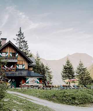 Die Rotgüldenseehütte steht am Fuße des Großen Hafners und am Ufer des Unteren Rotgüldensees