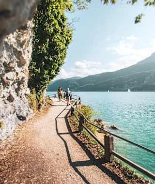 Schöner Wanderweg entlang des Ufers des Wolfgangsees