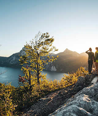 Weit ist der Blick von der Geißwand hoch über dem Traunsee.