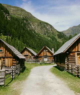 Start des Aufstieges zur Landawirseehütte ist das Hüttendorf am Talende des Göriachtals.