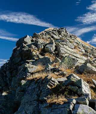 Ein Großteil des Weges verläuft über den Grat - die weiss-blauen Markierungen weisen den Weg.