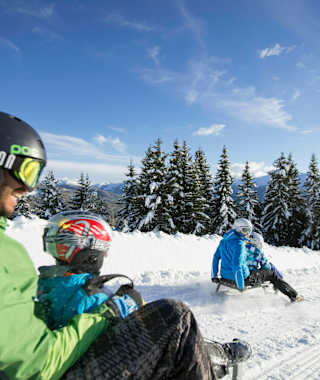 Mit der Rodel zur Fane Alm oberhalb von Vals