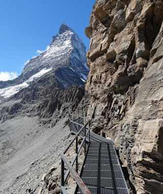 Der Weg führt über Eisengitter