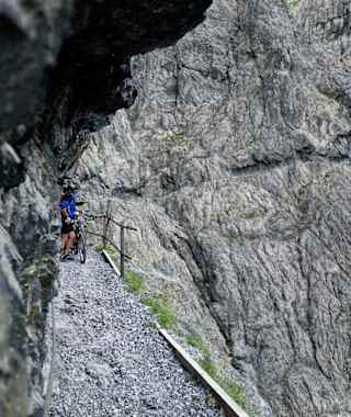 Der Schmugglerpfad in der Felswand der Uina Schlucht