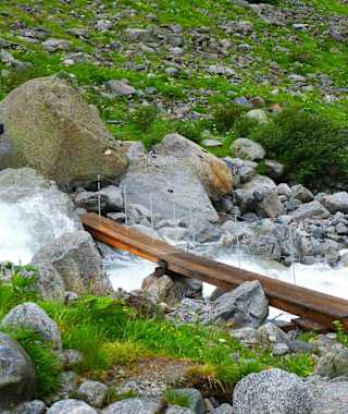 Bachquerung auf der 4. Etappe des Zillertaler Höhenweges