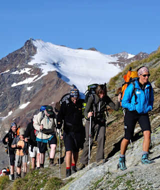 Beim Aufstieg zum Pitztaler Jöchl (2.988 m) genießt man den Ausblick auf die Pitztaler Gletscher.