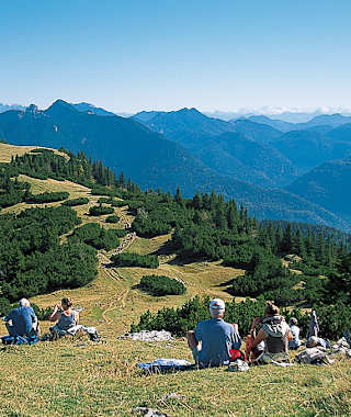 Der Gipfel lädt mit viel Platz und Panorama zur Pause ein.