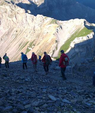 Abstieg unterhalb des Gipfels nach Sonnenuntergang