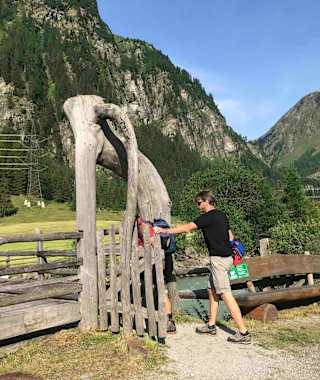 Abzweigung auf den Wanderweg ins Innergschlöß