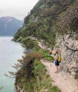 Am Westufer des Achensees - der Weg ist teilweise seilversichert.