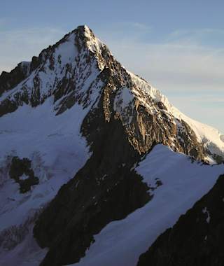 Blick vom Geisshorn zum Aletschhorn. Links im Schatten die Normalroute (nicht der Grat am Horizont), an der SchattenSonnengrenze der SSE-Grat