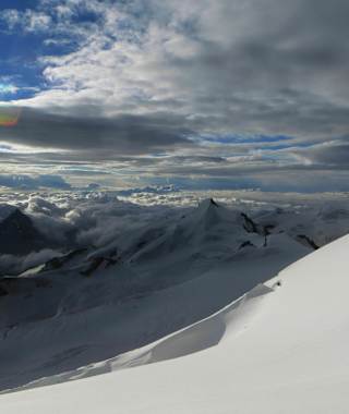 Beim Aufstieg zum Alphubel hat man einen wunderbaren Ausblick auf das Allalinhorn (Mitte) und das Strahlhorn (rechts)