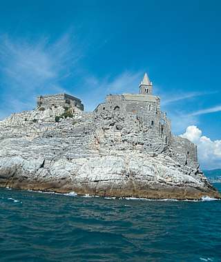 Die romanische Kirche am Kap San Pietro.