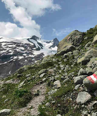 Gut markierter Wanderweg, hinten rechts oben steht die Neue Prager Hütte