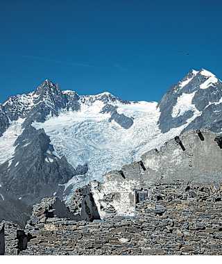 Hüttenruine auf dem Mont Fortin. Blick zur Aiguille de Trélatête, 3.920 m.