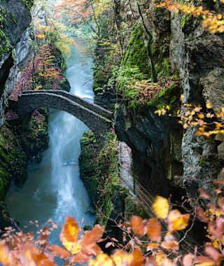 Schönes Farbenspiel im Herbst an der Areuse