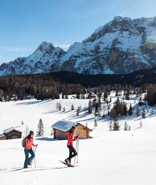Das offene Plateau der Armentara-Almen breitet sich wunderschön zwischen La Val und dem Heiligkreuz-Hospiz aus.
