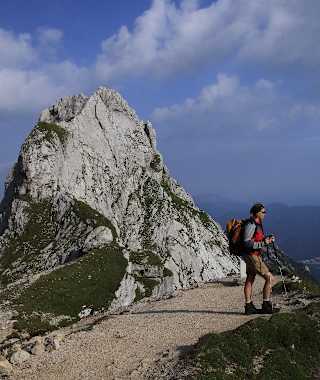 Vom Parkplatz folgen wir dem beschilderten, breit ausgetretenen Weg nach Osten.