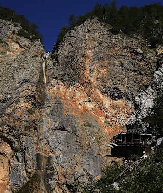 Die kleine Hütte am Rinka-Wasserfall.