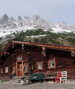 Hinter dem Arthurhaus führt links ein breiter Wanderweg nahezu höhengleich zur Windraucheggalm.