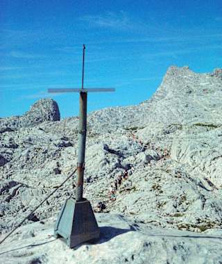 Beim Salzburger Kreuz, hinten links der Sommerstein, rechts das Breithorn.
