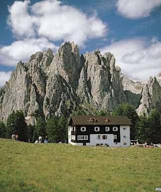 Auf der Bergschulter von Ciampedie. Im Norden die Larsecgruppe mit dem Passo delle Scalette rechts.