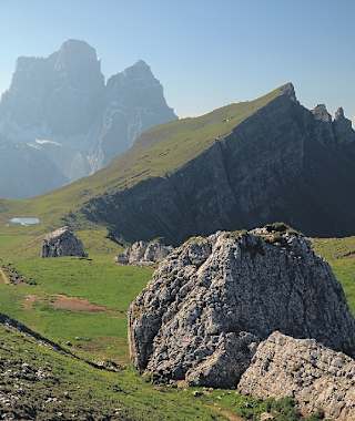 An der Forc. di Giau: Der pultförmige Monte Mondeval mit dem wuchtigen Monte Pelmo im Hintergrund.