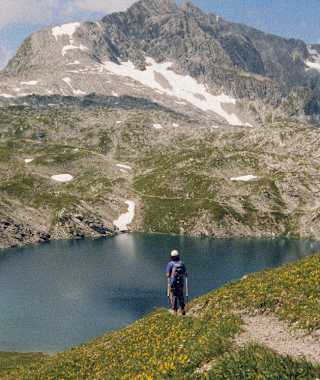 Nach Überwinden einer seilgesicherten Felsrinne mit leichten Kletterstellen (I) schlendern wir über karstige Böden zum blaugrünen Butzensee, 2115 m.