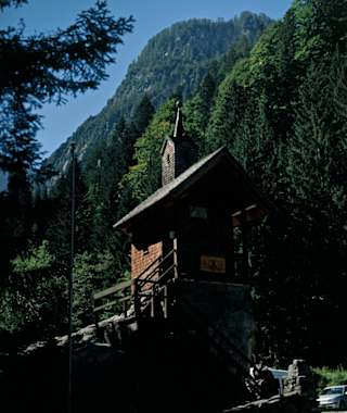 Ein noch befahrbarer Weg lenkt in das Wolayer Tal. Bis zur Hubertus-Kapelle ist der öffentliche Verkehr zulässig. 