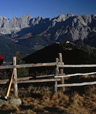 Die Hochwurzen steht als Aussichtskuppe der imposanten Dachstein-Südwand direkt gegenüber und ist von dieser durch die tiefe Ennstalfurche getrennt.