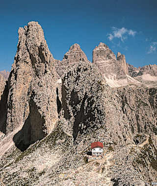 Rifugio Fonda Savio und Torre Wundt von Süden, im Hintergrund die Drei Zinnen.