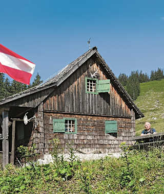Staatstragend beflaggt: der Rastplatz auf der Mesneralm.