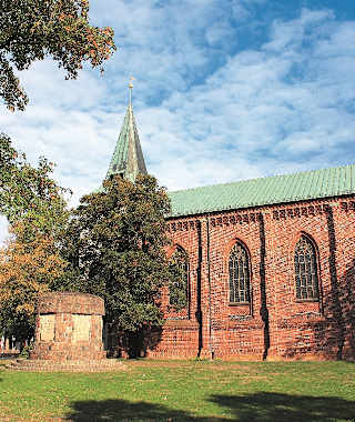 Teilansicht der Stadtkirche mit Gefallenen- Denkmal.