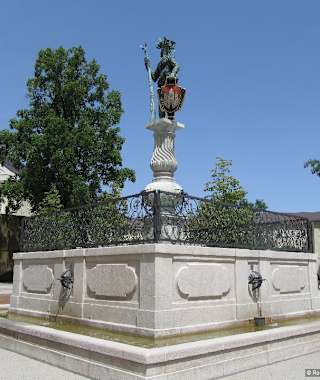 Vom Domplatz in Salzburg gehen wir durch die Franziskanergasse und die Hofstallgasse zum Herbert-von-Karajan-Platz. Hier halten wir uns links.
