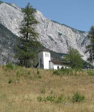 Von der Bahnhaltestelle Roppen wandern wir auf einer schmalen Asphaltstraße links der Bahngleise hinauf in den Ort Obbruck.