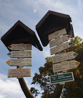 Wegweiser empor zum Klet’.