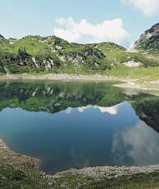 Der Ortsbus bringt uns von Lech zur Endhaltestelle Formarinsee. Diese liegt auf einem kleinen Pass (1871 m) zwischen Formarinalpe und Formarinsee.