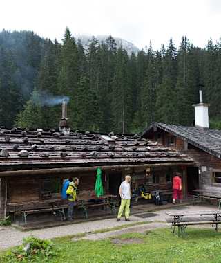 Wir starten an der Wasseralm, 1423 m, und folgen bis zur Mittagseinkehr dem Weg 416.