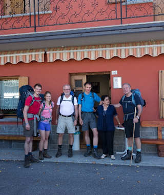 In Tribil Superiore, 642 m, kehren wir zunächst zum Ortsrand zurück. Dort zweigt unsere Route auf einem bereits markierten Forstweg halb rechts ab.