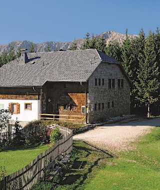 Das Öhlerschutzhaus mit dem Hochschneeberg (Waxriegel, Kaiserstein) dahinter.