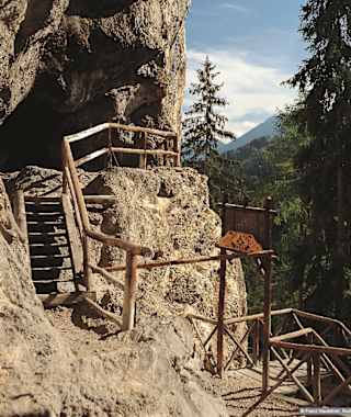 n den Adlitzgräben am Eingang in die Falkensteinhöhle.