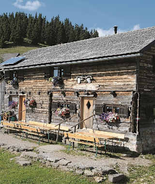 Die urige Ochsenhalterhütte im Almdorf auf der Hinteralm.